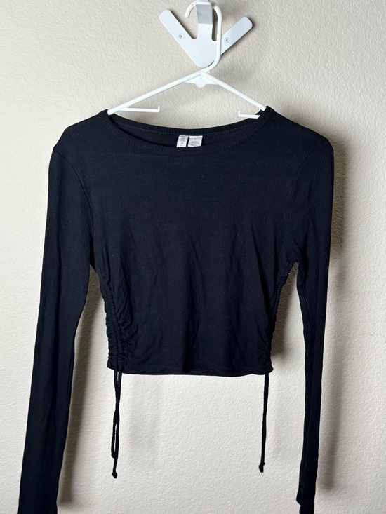 Sky and Sparrow Tops - Sky and Sparrow Black Long-Sleeve Cinch-Side Crop Tee